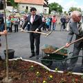 Naložbi so s posaditvijo lipe simbolno predali namenu Roman Grebenc, Patrick Vla