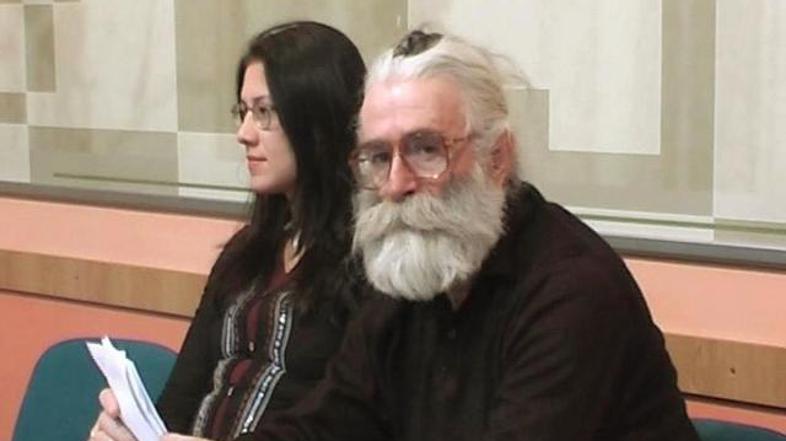 Zdravnik alternativne medicine na predavanju. Fotografija je bila posneta januar