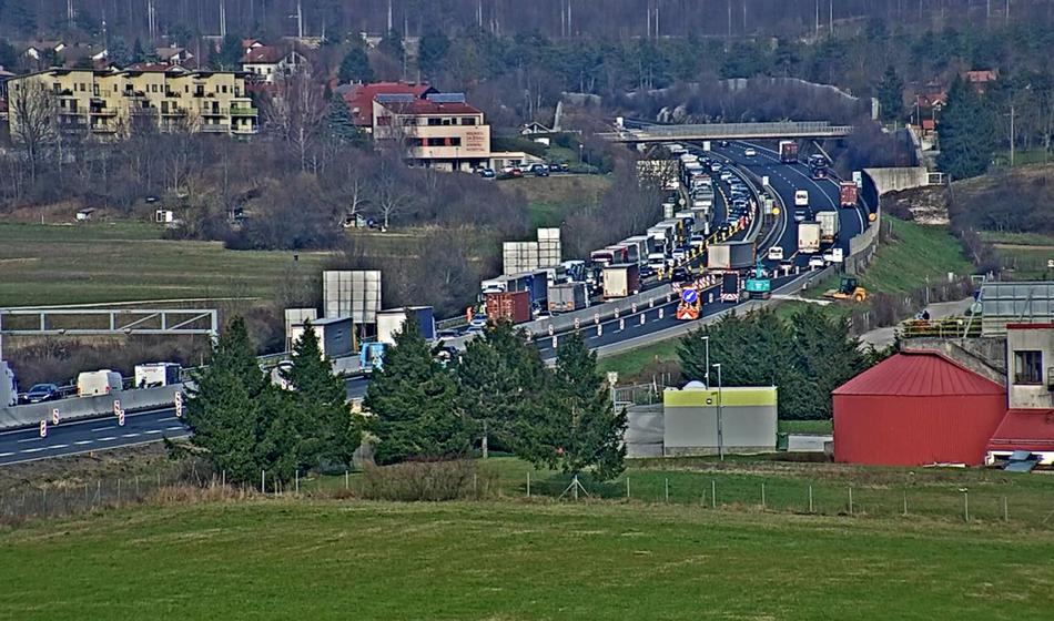 Pozor: Avtocesta je zaradi okvare tovornega vozila popolnoma zaprta!