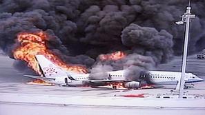 Televizijski posnetek letala v ognju je bil strašljiv. Na srečo so bili takrat ž