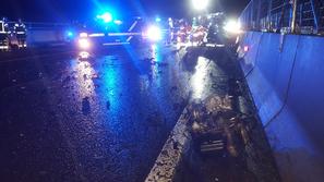 Prometna nesreča na avtocesti med Razdrtim in Senožečami, voznik je umrl