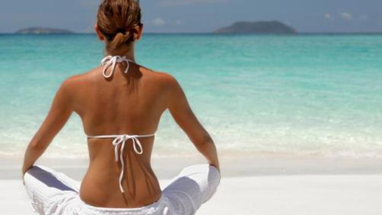 Na telo in duha ima najmočnejši učinek vadba joge na prostem – na travniku, na p