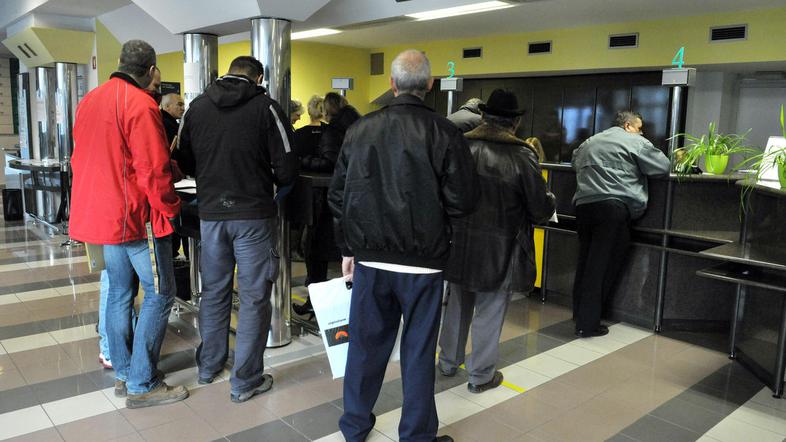 Slovenci kot ključne teme vidimo gospodarski položaj in brezposelnost. Politiki 