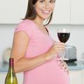 Nosečnica naj se sama odloči, ali je zanjo uživanje alkohola in kave primerno. (