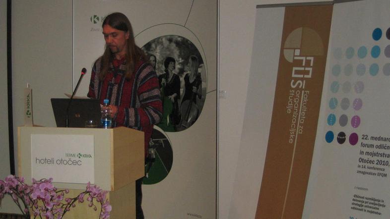 Robert Friškovec je na forumu predaval o etiki in ljudeh v stiski. (Foto: Jerca 