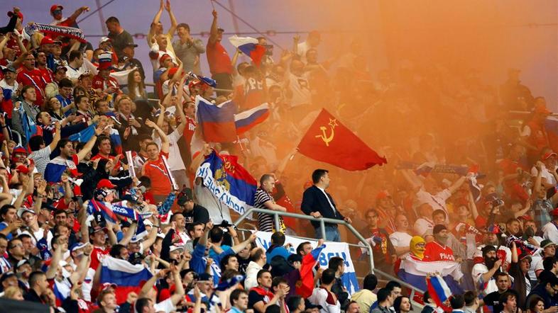 navijači Sovjetska zveza zastava zastave dim bakla Rusija Češka Euro 2012 Vrocla
