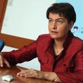Ministrica grozi, da bodo za skupni znesek vseh povišic znižali plače. (Foto: Ni