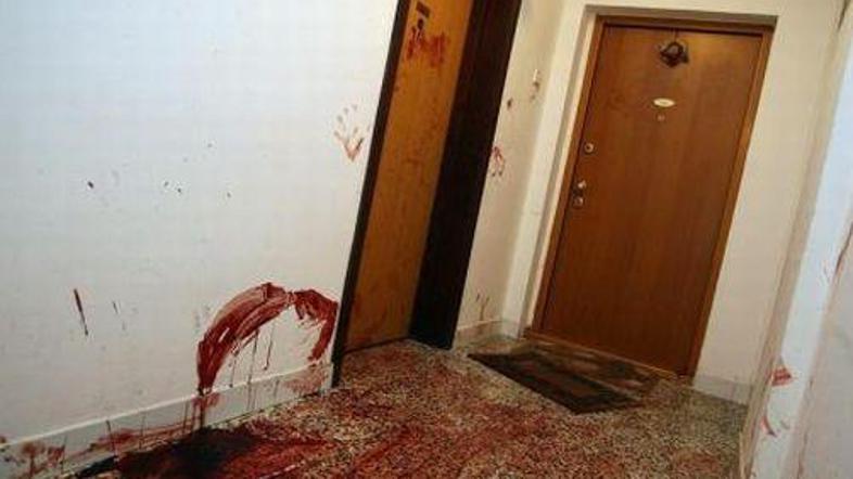 Okrvavljen hodnik, na katerem je krvavel zabodeni.