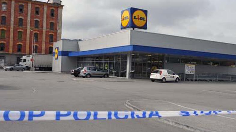 Po neuradnih podatkih naj bi bilo roparjev več in bili naj bi tudi oboroženi.