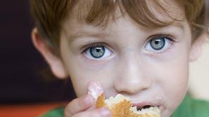 razno 23.10.12. lakota, jabolko, otrok, foto: shutterstock