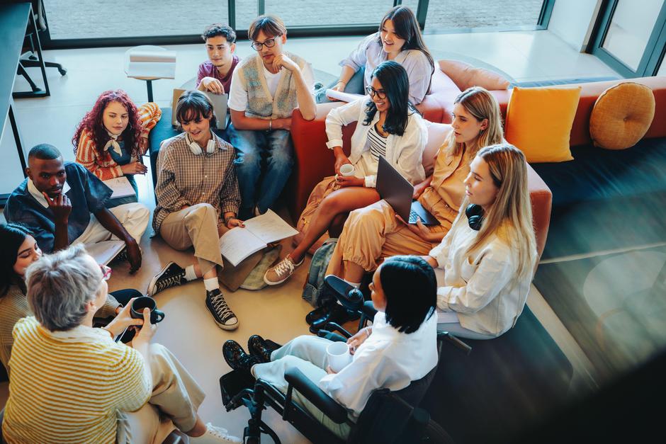 Skupina mladih posluša predavanje v službi | Avtor: Profimedia