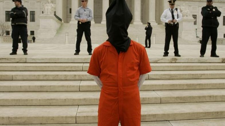 Protest aktivista proti kršitvam človekovih pravic v ZDA pred zveznim Vrhovnim s