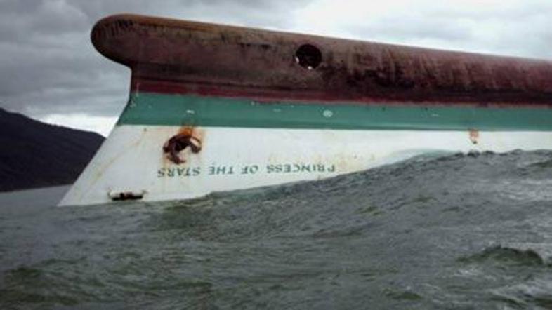 Na vzhodu Indonezije je potonil trajekt, ki je imel na krovu več kot 250 ljudi.