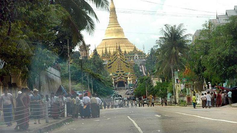 V Mjanmaru protestirajo že deveti dan.