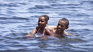 Barack Obama s hčerko Sasho ob floridski obali dokazuje, da je morje v Mehiškem 