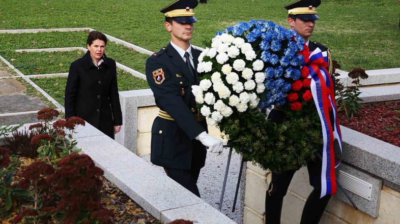 Polaganje vencev na Teharju