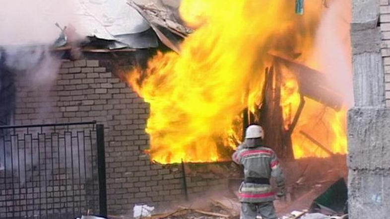 V požaru je umrl moški, katerega identiteta še ni znana.