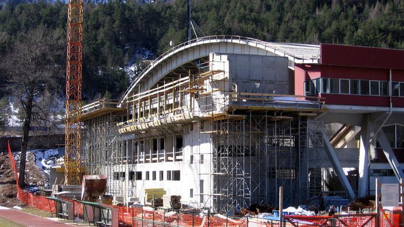 Vzporedno z gradnjo novega prizidka potekajo priprave na zamenjavo dotrajane str