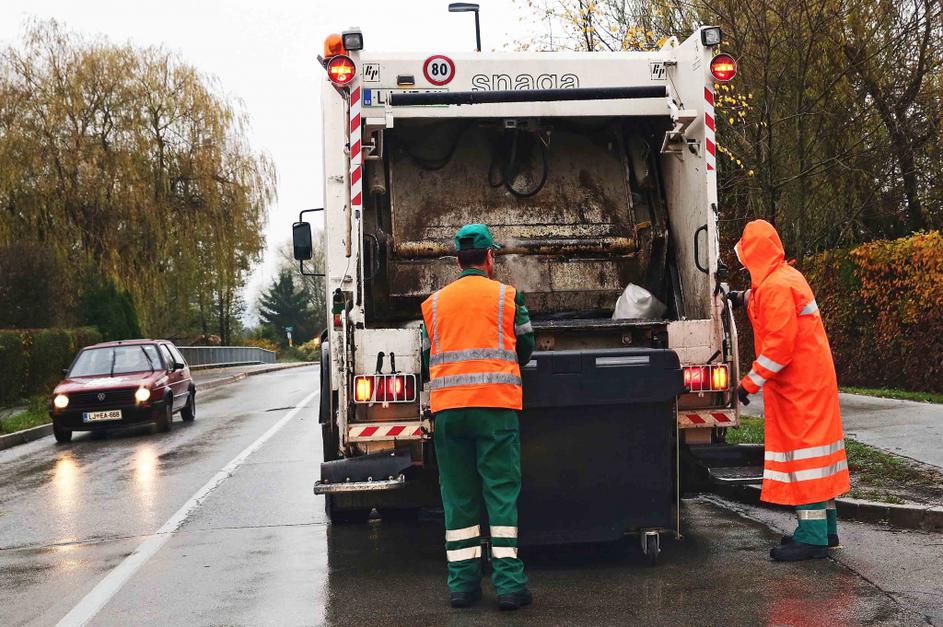 Ljubljana 20.11.2013 odvoz smeti, delavca podjetja Snaga odvazata smeti na obmoc