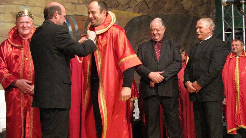 Marku Cvelbarju, novemu kralju cvička, je kraljevsko obleko nadel Jože Žura, pre