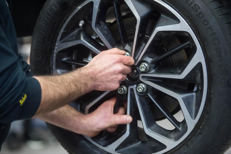 Mehanik leta 2019 gume vulkanizer menjava pnevmatike | Avtor: Anže Petkovšek