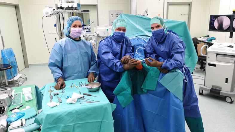 implantacija umetnega sklepa v nožnem palcu