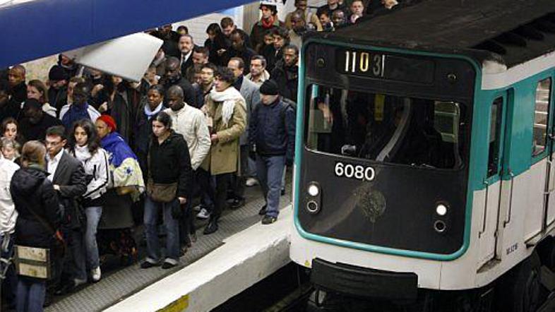 Učitelji, vzgojiteljice v vrtcih in francoski delavci v potniškem prometu so nap