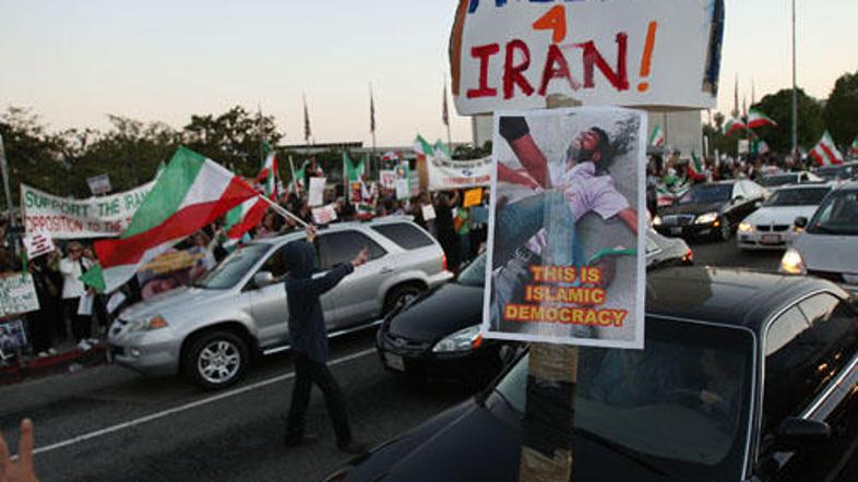 Ljudje, ki so bili med demonstracijami ranjeni, si ne upajo v bolnišnice.