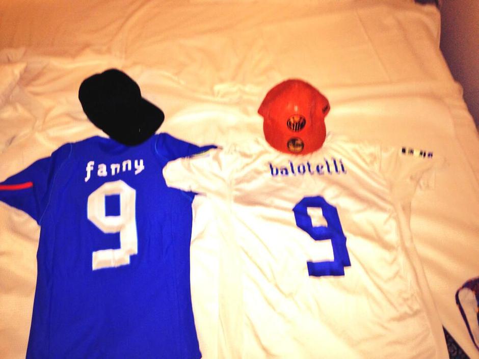 Balotelli Fanny Neguesha dres Italija pokal konfederacij Brazilija Salvador | Avtor: Reševalni pas/Twitter