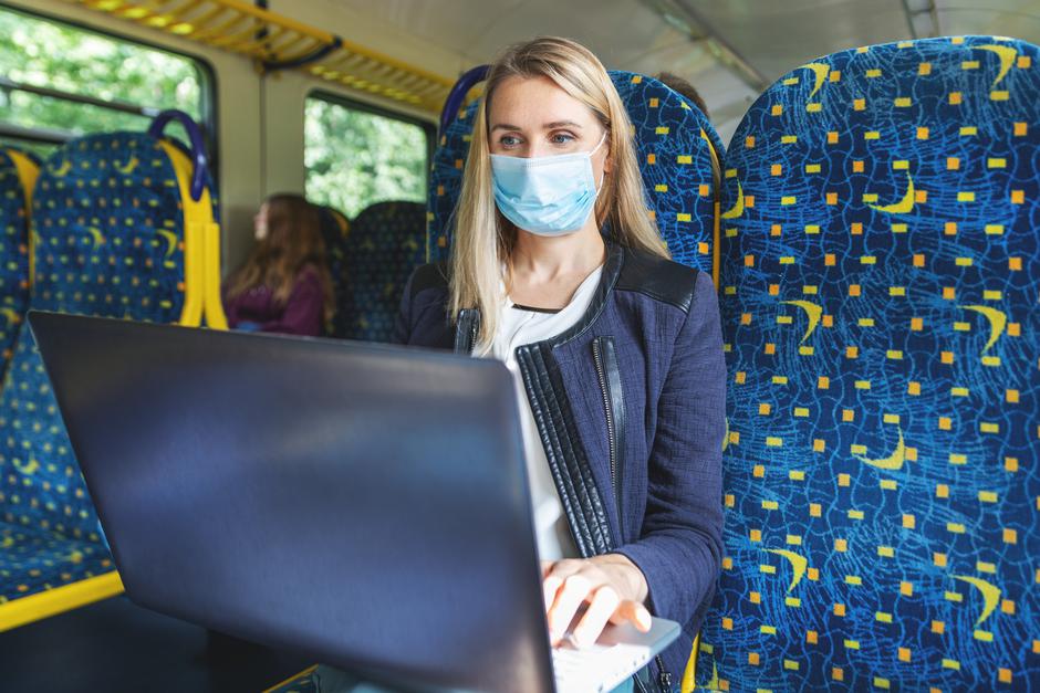 ženska z masko na vlaku | Avtor: Profimedia