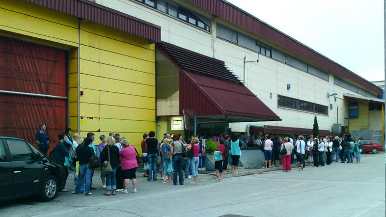 Delavke Preventa pred vhodom v proizvodnjo halo. (Foto: Miamedia)