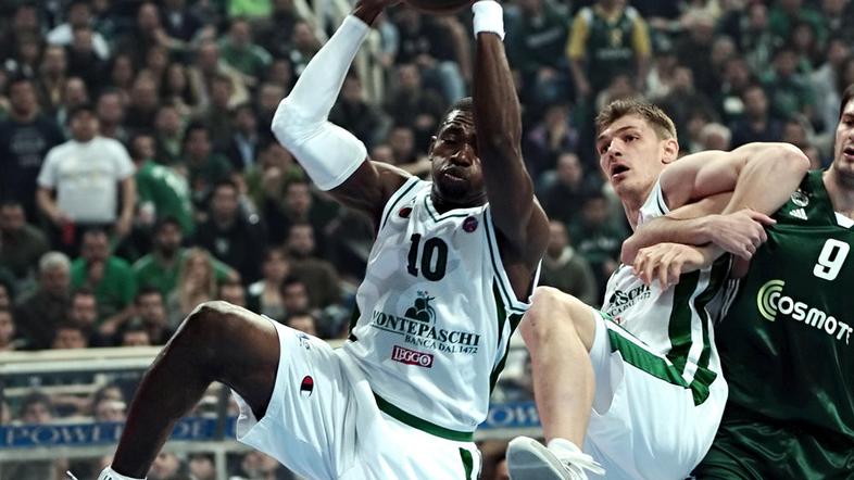 Romain Sato (na fotografiji z žogo) je eden glavnih igralcev Montepaschi Siene v