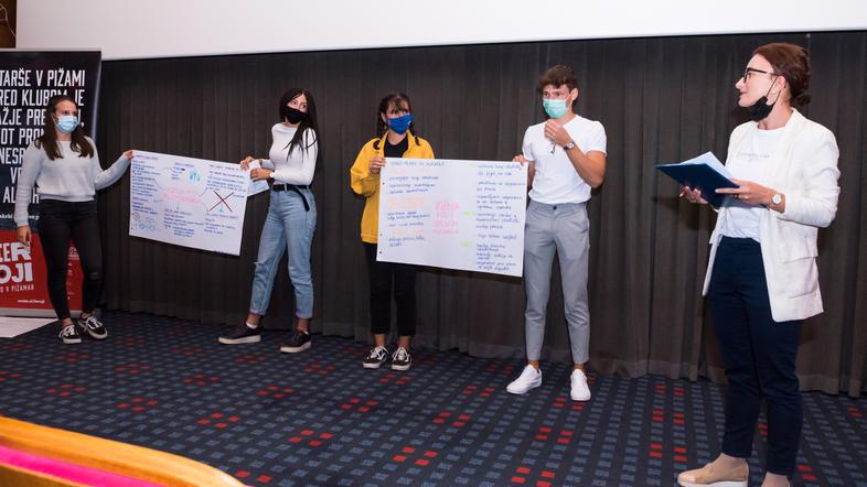 Heroji furajo v pižamah