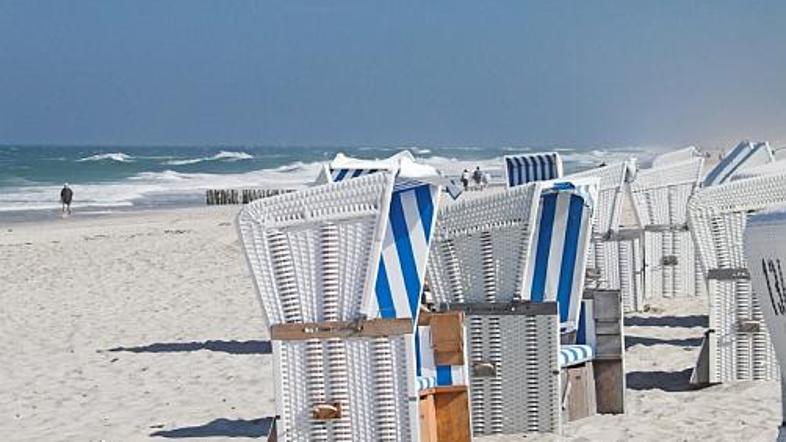 Morje, mivka, veter, plažne košare in (draga) svoboda ...