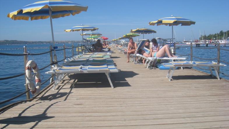 Slovenija 19.08.13, pomol, portoroz, brez najema lezalnika je vstop prepovedan, 