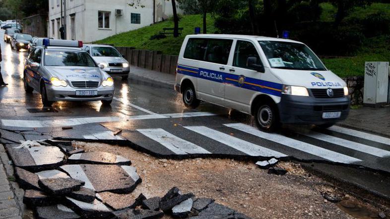 Na nekaterih odsekih je ceste preprosto zmanjkalo. Zabeležili so številne udore 