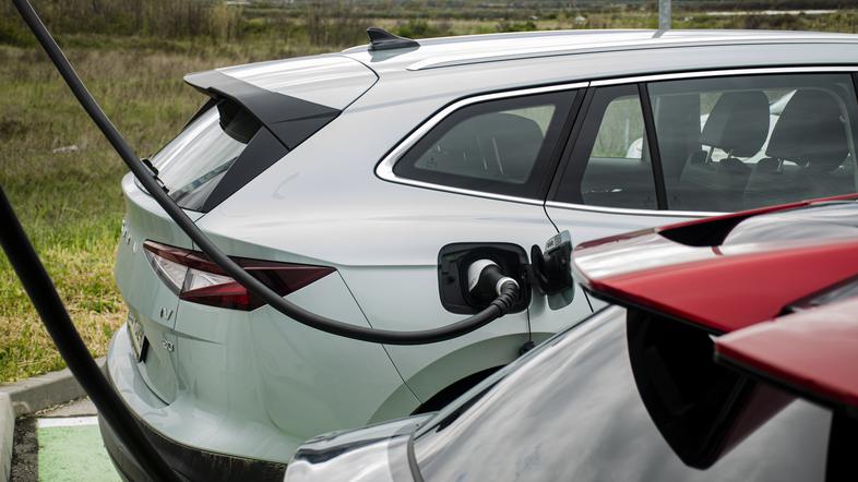 PRIMA električni avti polnjenje doseg ionity