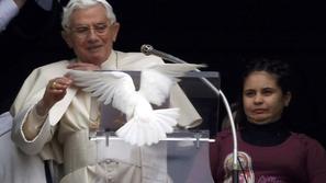 Papež Benedikt in golobici