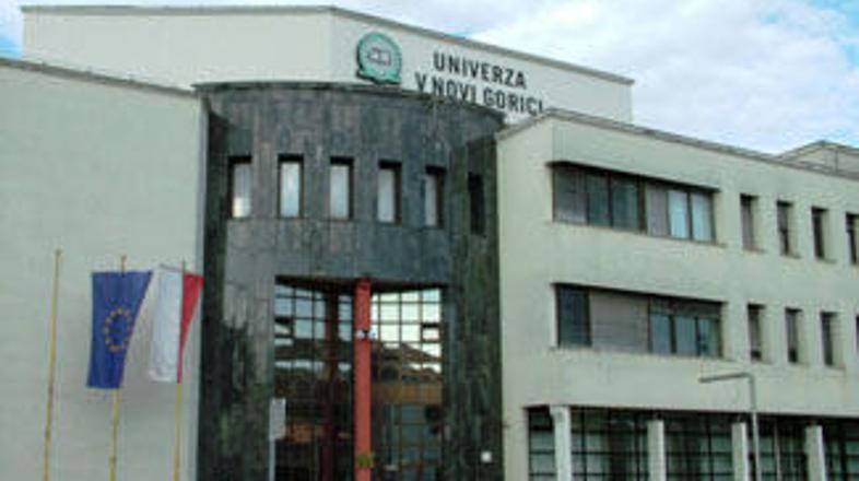 Iz stavbe v Rožni Dolini bi se v primeru zaprtja moralo izseliti okrog 300 štude