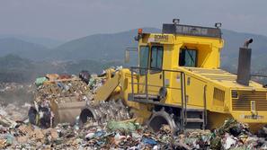 odpadki smetišče buldožer