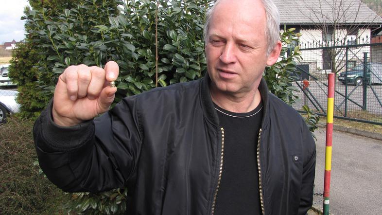 "To kroglo mi je s svojega dvorišča prinesel krajan iz Muhaberja, našel pa sem j