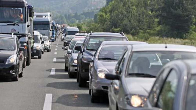 Slabo vreme in začetek delovnega tedna sta dodobra napolnila slovenske ceste. (F