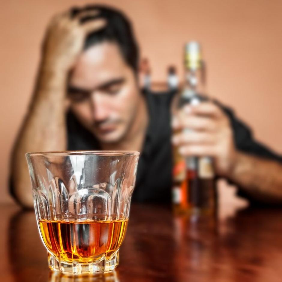alkohol alkoholizem pitje | Avtor: Shutterstock