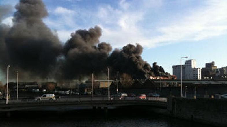 Ognjeni zublji in visok steber črnega dima se vidijo daleč naokoli. (Foto: news.