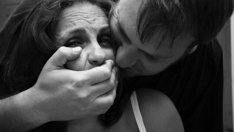 "Za klofute se je najprej opravičeval, kasneje sem si jih že zaslužila," nam zau