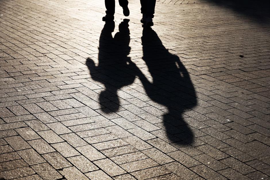 Otroka, sprehod, cesta, pločnik, senca | Avtor: Profimedia