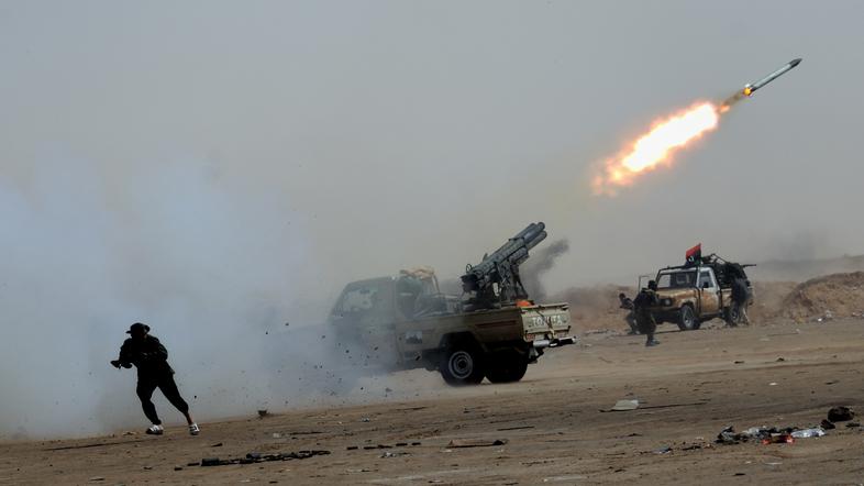 Rakete izstreljujejo tudi uporniki. Humanitarni položaj naj bi se v Misrati hitr