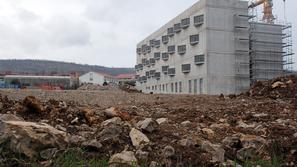 Dela na prvem stolpiču Univerzitetnega kampusa Livade so se prekinila brez obves