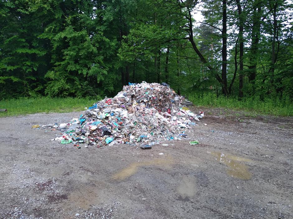 Odpadki ob cesti v Besniško dolino | Avtor: Bralec