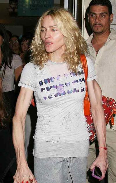 Madonna je presenetila s svojo pojavo. Vdrta lica in izstopajoče žile na rokah d